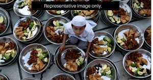 Bhopal Students Make & Serve 'Ramzan Sehri' for Relatives of Hospital Patients!