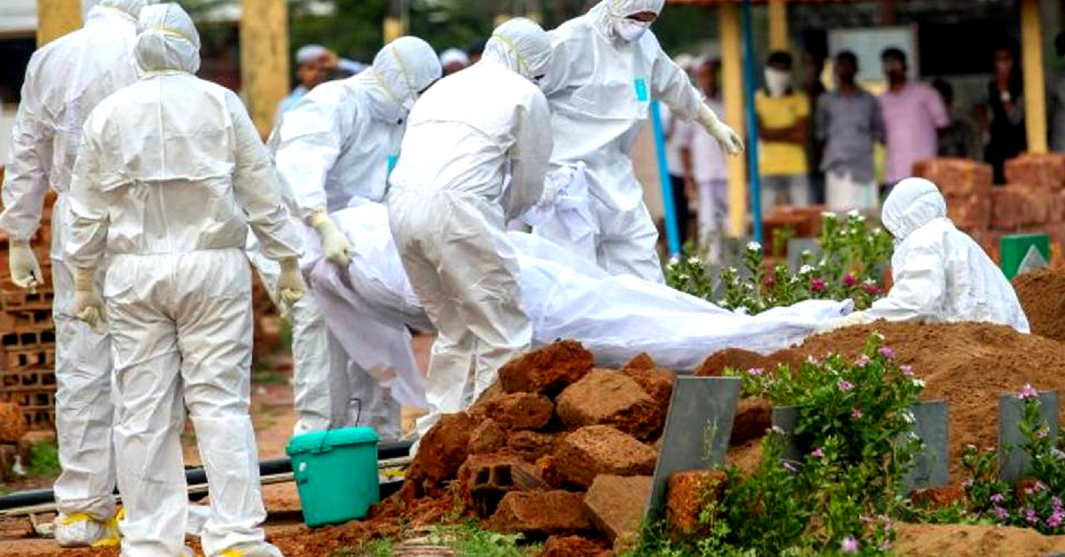 Doctors in Kerala disposing the body of a victim killed by Nipah. (Source: Facebook/Faizal CP)