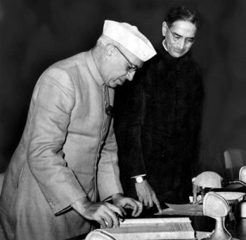 PC Mahalanobis with India's first prime minister, Jawaharlal Nehru. (Source: Twitter/Mukesh Soni)