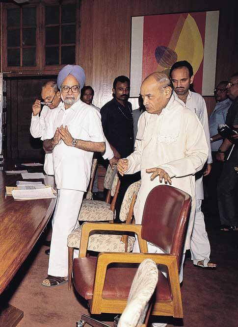 Prime Minister PV Narasimha Rao with his FInance MInister Manmohan Singh. (Source: Facebook/RV Narasimha Rao) 