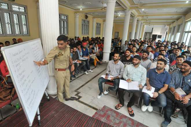 SP Sandeep Chaudhary taking class. (Source: Facebook/Noor Ibadat)