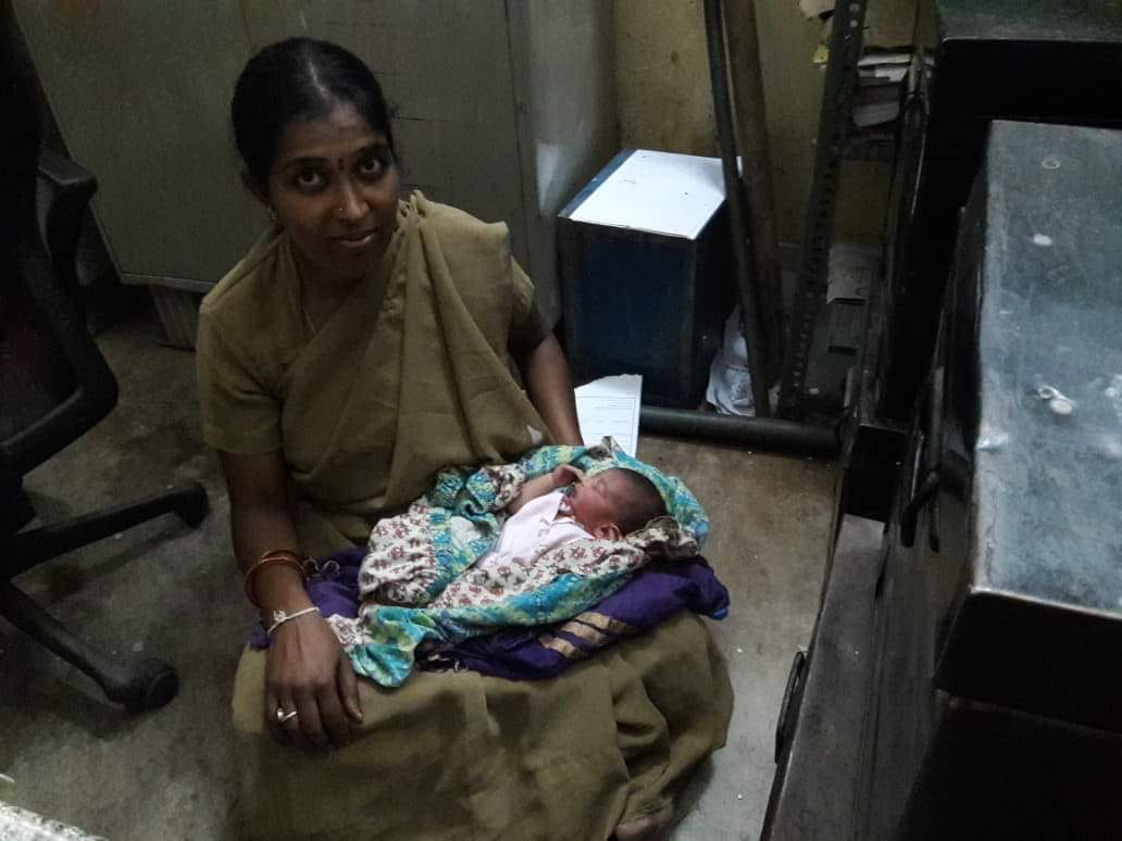 Constable Archana with Little Kumaraswamy (Source: Twitter/Atul Chaturvedi)