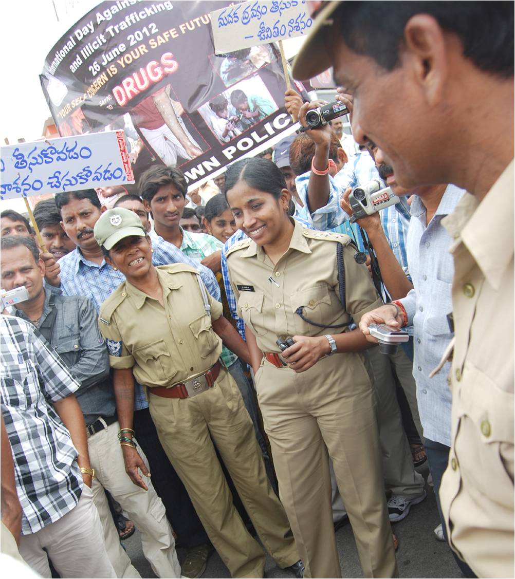 SP Rajeshwari with locals. (Source: The Better India)