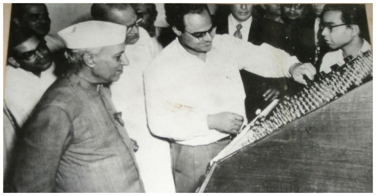 Mitra demonstrating India's first indigenous computer, an electronic analogue computer, to the Prime Minister of India, Pandit Jawaharlal Nehru,