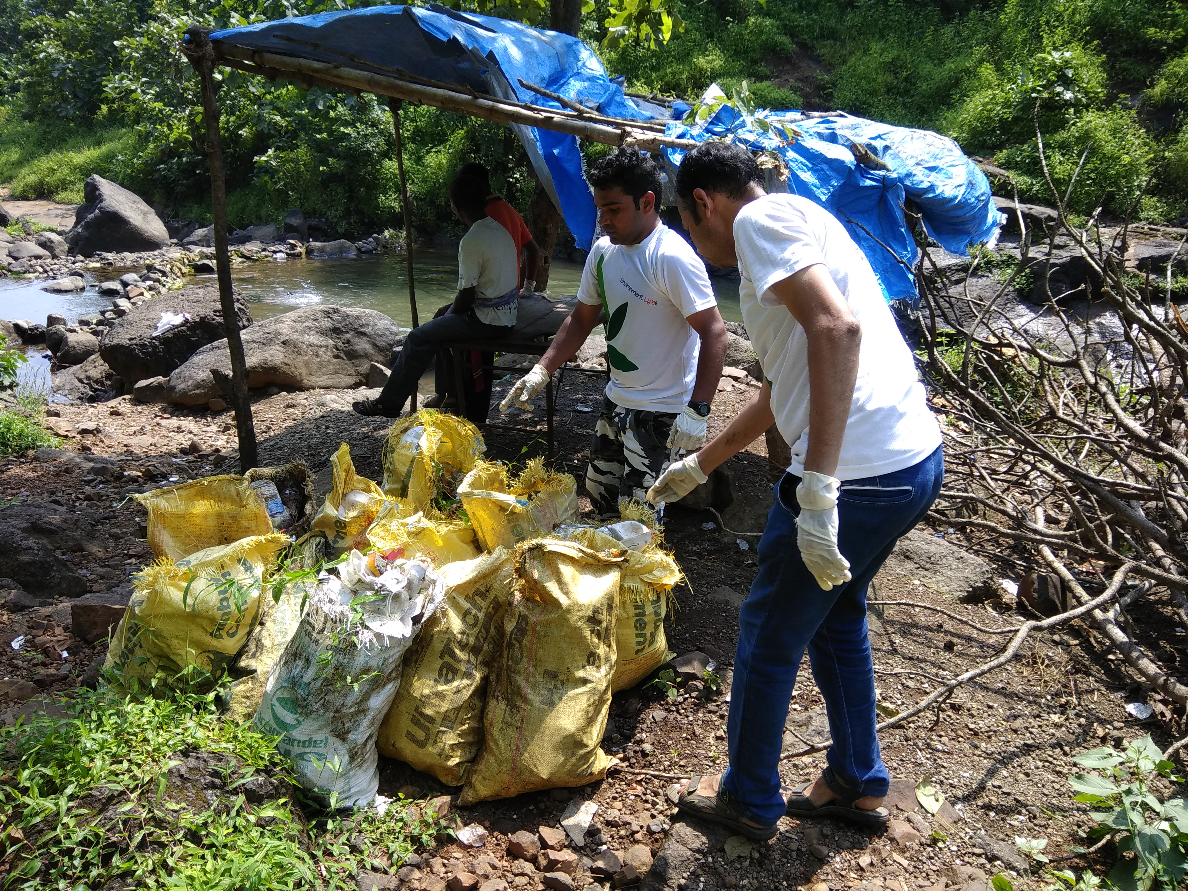 This Waste Warrior From Mumbai has Cleaned 6.7 Tonnes of Trash From 11 Waterfalls! (1)