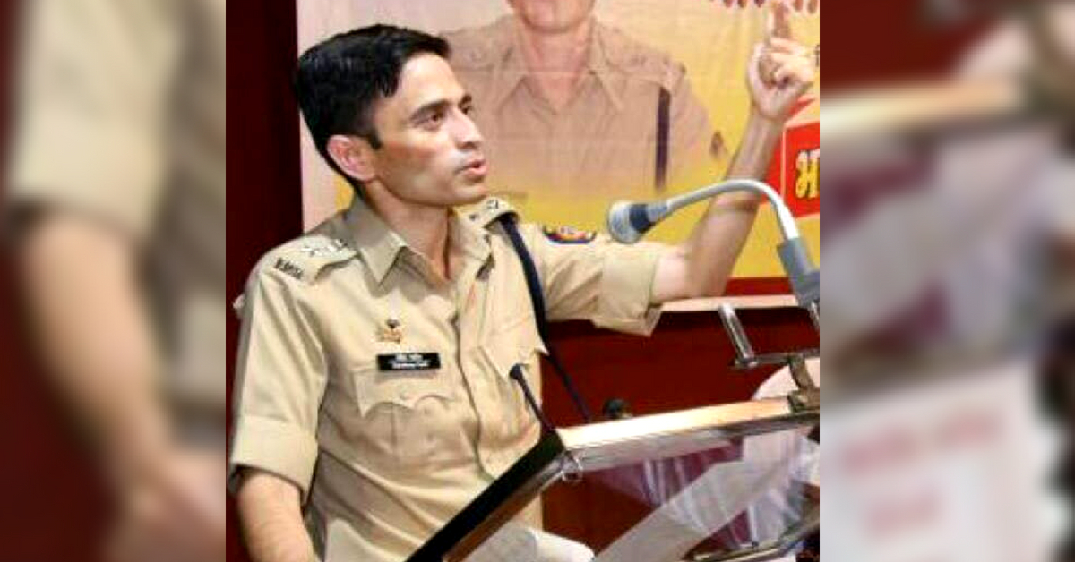 Pune IPS Officer Refuses Bouquets, Asks for Books. The Reason Will Warm Your Hearts!