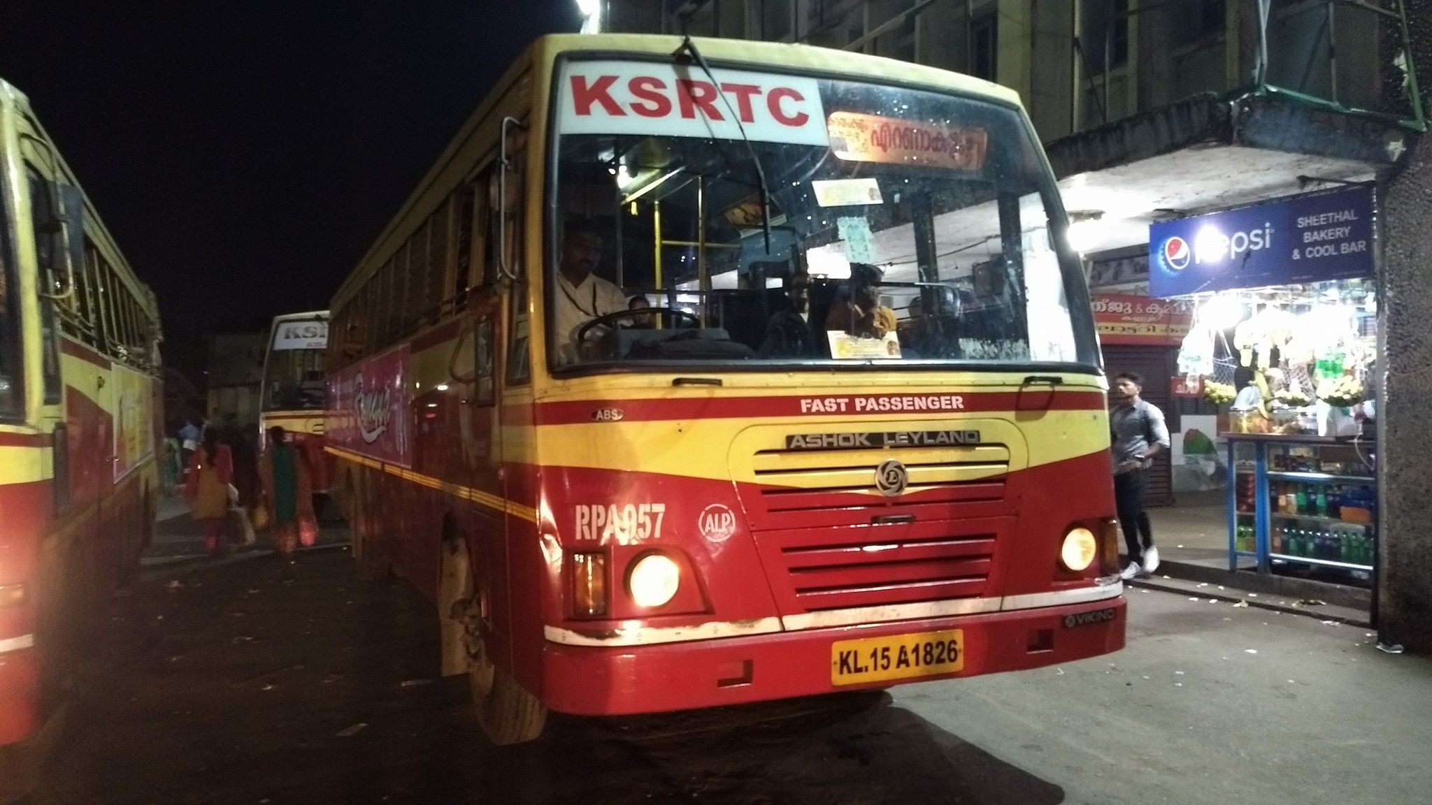 Ksrtc Bus Takes Off Without Conductor,കണ്ടക്ടർക്കെന്താ മൂത്രമൊഴിക്കണ്ടേ...  ജസ്റ്റ് ഒന്ന് ഇറങ്ങിതാ, തിരിച്ചെത്തിയപ്പോൾ ബസില്ല, വഴിയിലായി കണ്ടക്ടർ ...