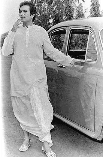 Rajesh Khanna wearing dhoti-kurta, jootis and smoking a cigarette. (Source: Facebok/Rajesh Khanna)