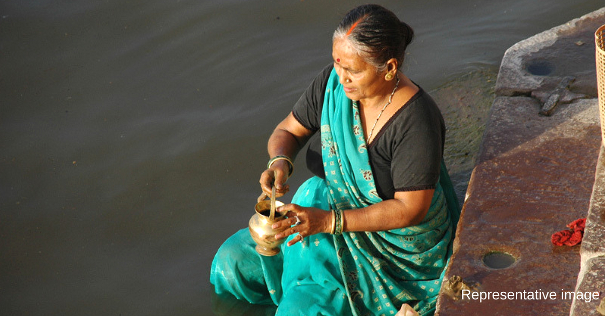 Varanasi Bahu-Beti Defy Social Taboo & Taunts, Perform Last Rites of Mother Themselves!