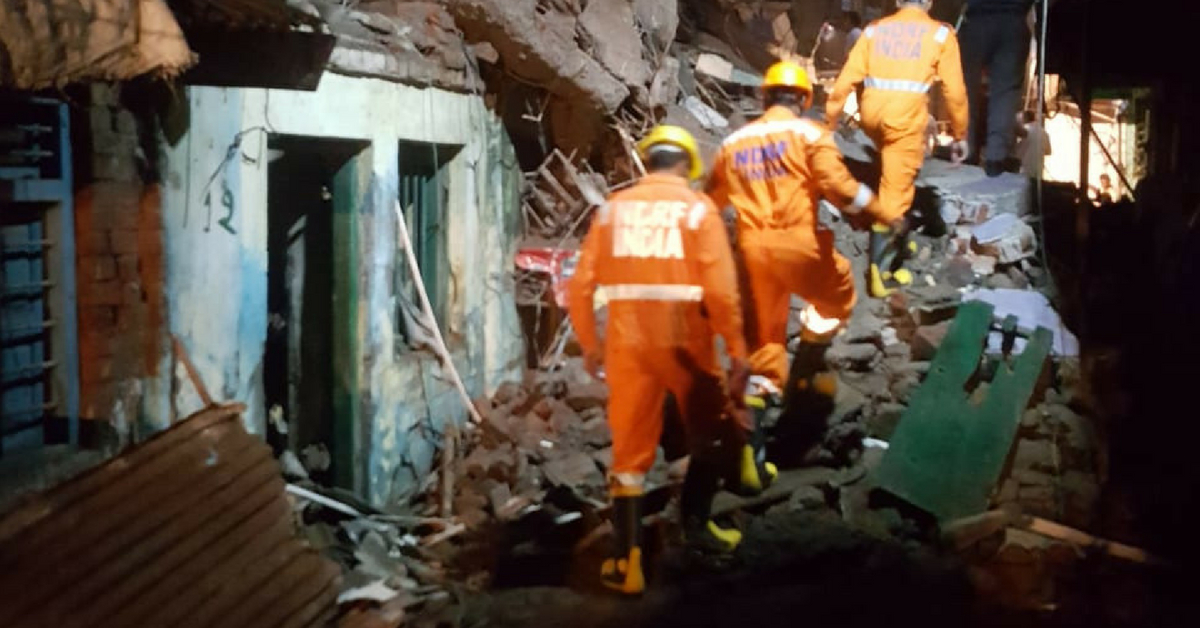 Rescuers at the house that collapsed in Bhiwandi, Mumbai. Image Credit: <a href="https://twitter.com/manojkhandekar/status/1021831878209241088">Manoj Khandekar</a>