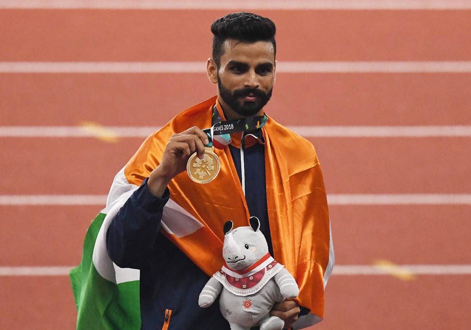 Arpinder Singh posing with his gold medal in triple jump. (Source: Twitter/Sachin Tendulkar)