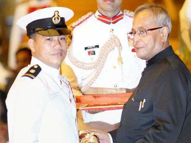 Dingko Singhr receiving the Padma Shri from former President Pranab Mukherjee. (Source: Facebook/ Addy Highlanderer)