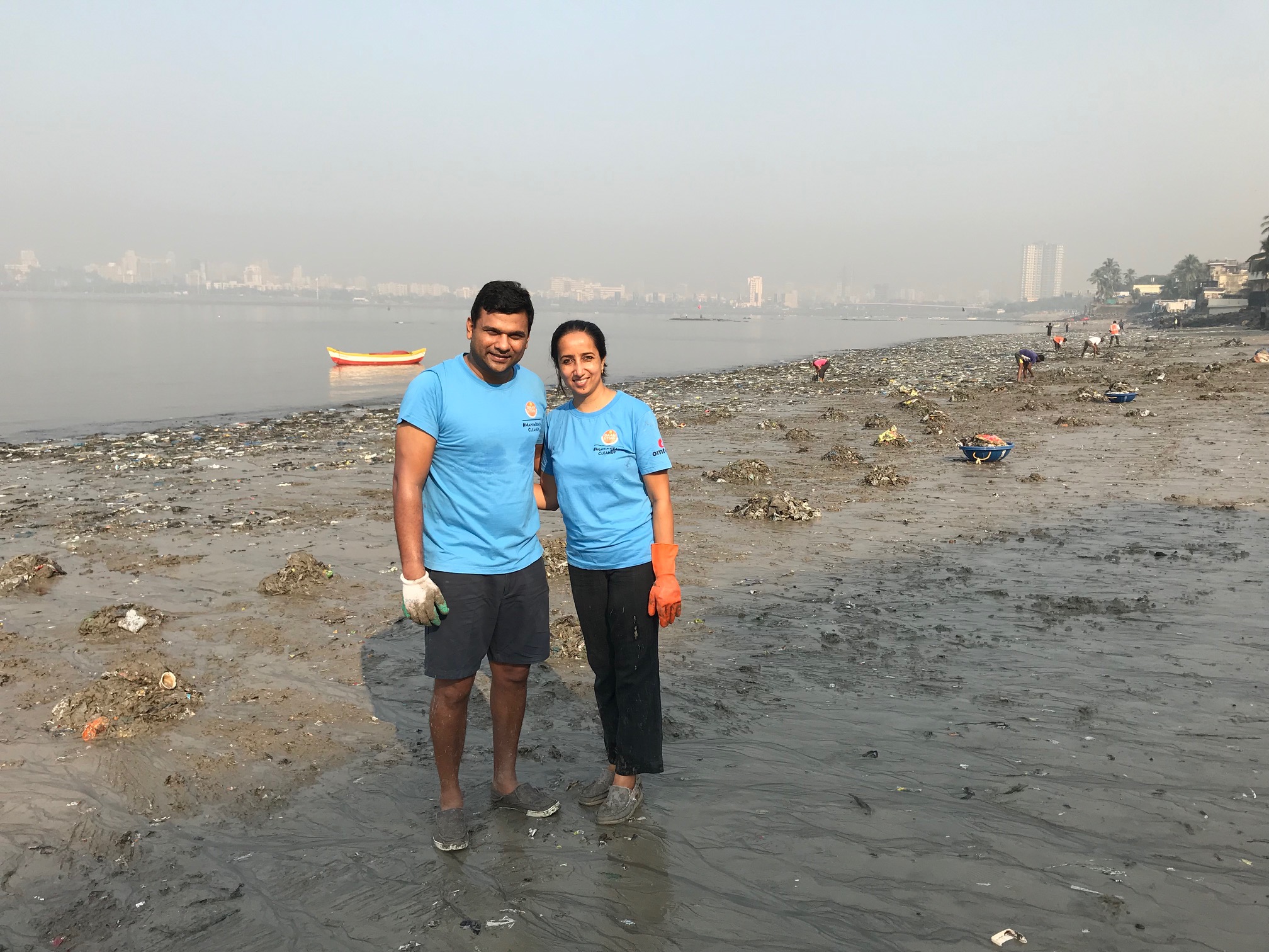 Clearing 500+ Tonnes of Garbage, Mumbai Couple Keeps Mahim Beach 'Alive'!