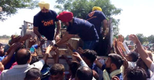 #KeralaFloods: Khalsa Aid Volunteers Set up Langar to Feed 3000 Stranded Survivors!