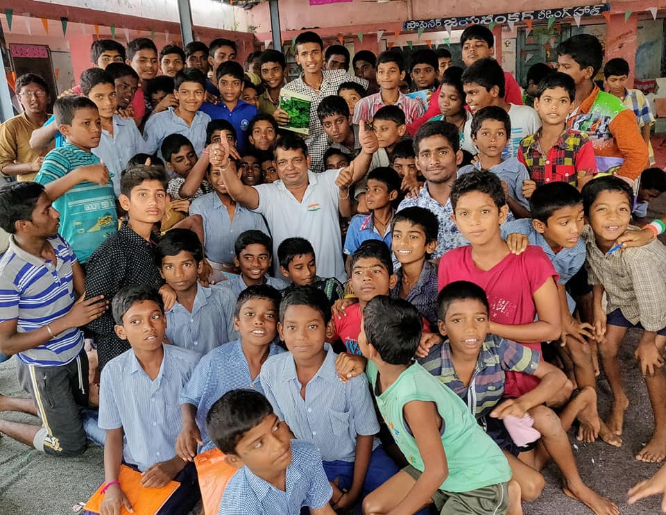 Mannem Sridhar Reddy with school children in his hometown of Miryalaguda. (Source: Facebook/Mannem Sridhar Reddy Siddhu) 