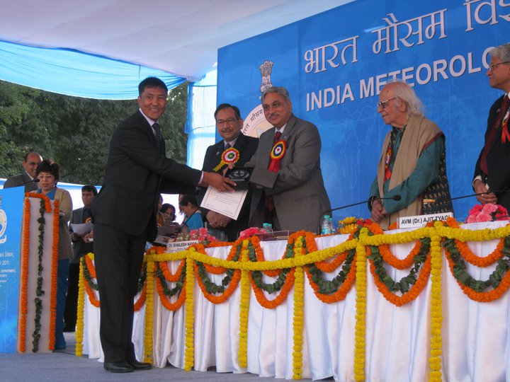 Receiving the Best Employee Award of IMD for 2009-10. (Source: Facebook/Sonam Lotus) 
