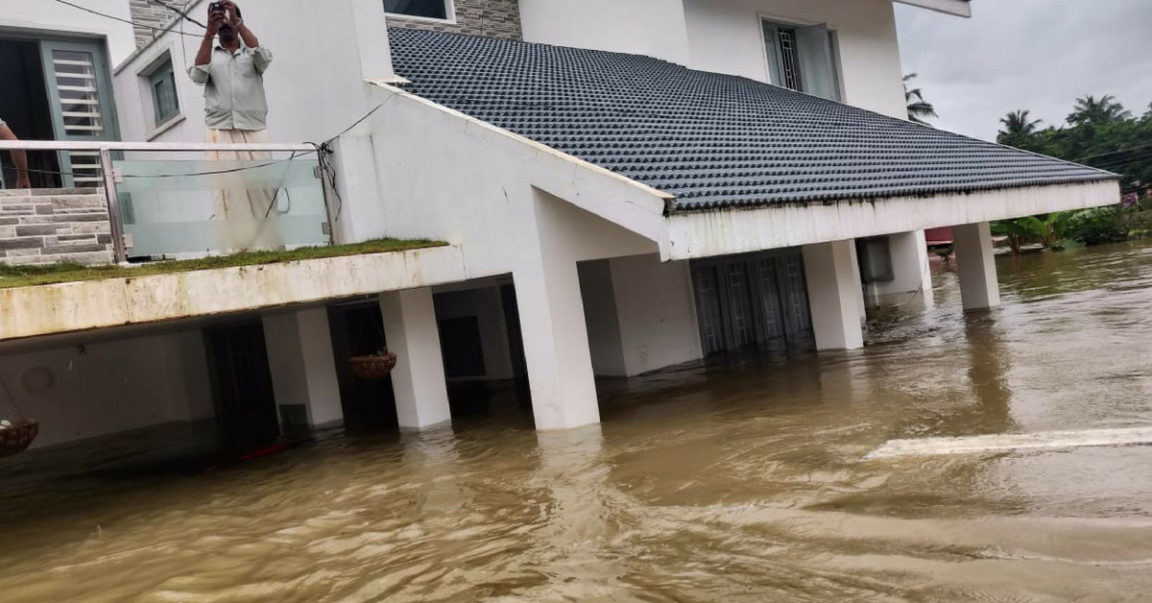 Navy Operation To Rescue People Stranded By Floods In Kerala! - The ...