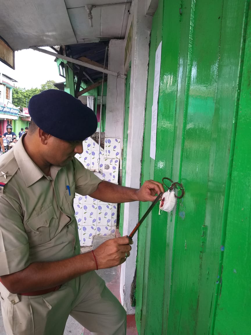 Shops of erring food vendors being sealed. (Source: DM Alipurduar)