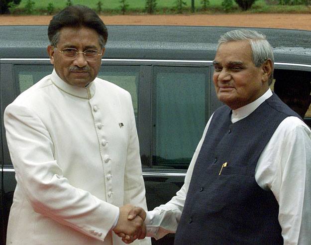 Prime Minister Vajpayee with his Pakistani counterpart Pervez Musharraf. (Source: Facebook/Pakistan OLD PIC Lovers)