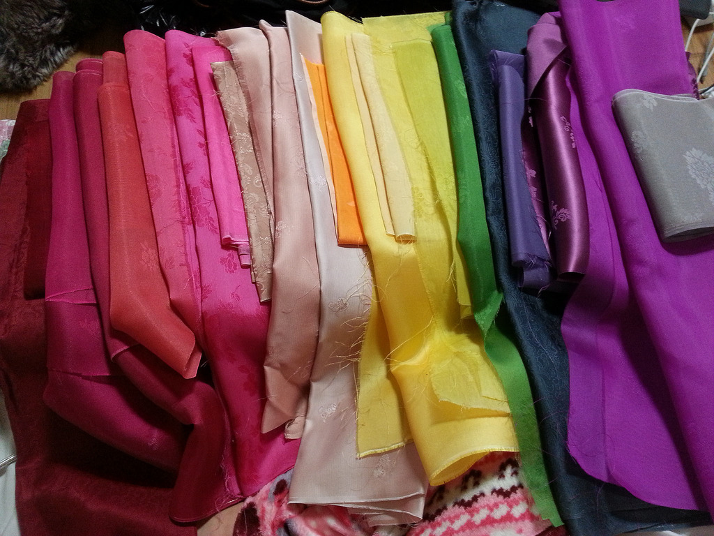 одежда мусор. куча одежды. старая одежда. чистая одежда и обувь. вредная одежда.