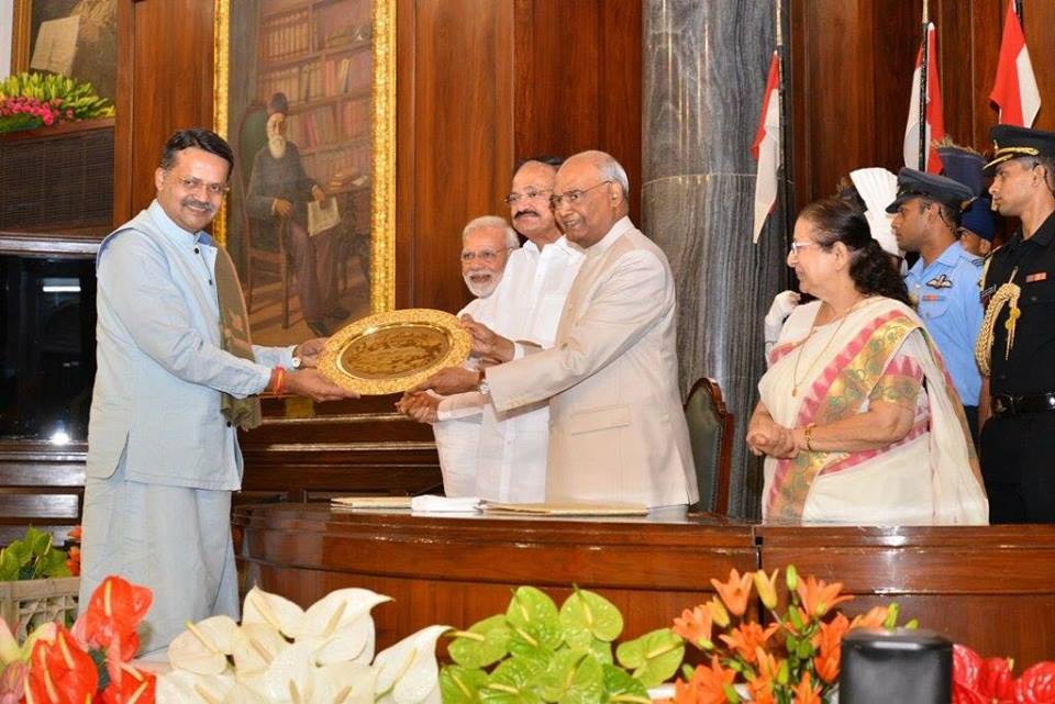 Harekrushna Mahatab's son and BJD MP Bhartruhari Mahtab receiving the Best Parliamentarian Award. (Source: Facebook/Sudipta Ray)