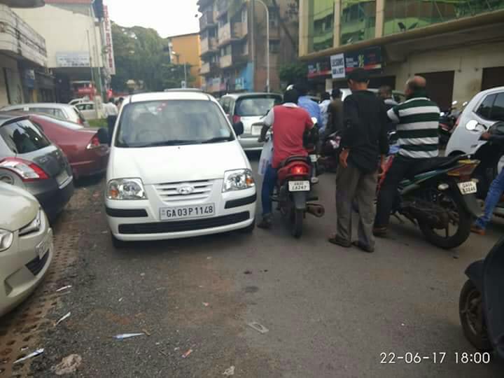 This car parked in the middle of the road causing traffic congestion. (Source: Facebook/Goa Traffic Police)