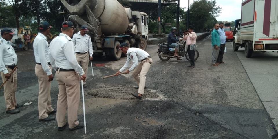 Thane traffic cops repairing potholes. (Source: Facebook/Namaste Thane)