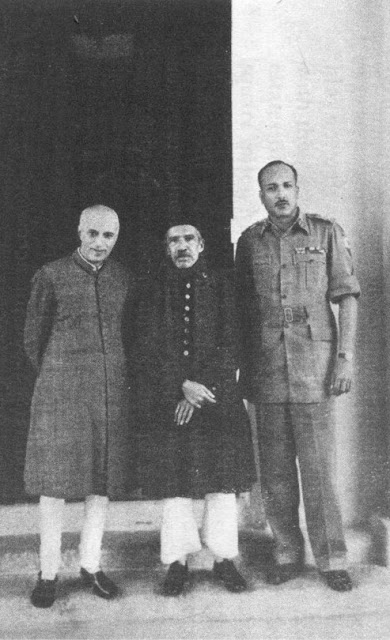 (From left to right): Prime Minister Jawaharlal Nehru, Nizam VII and Jayanto Nath Chaudhuri after Hyderabad's accession to India. (Source: Wikimedia Commons)