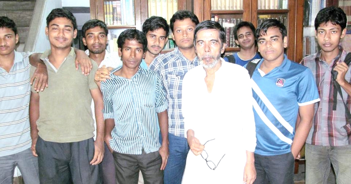 Subhash Chandra Kundu with his students. (Source: Facebook/Mortaza Mollick)