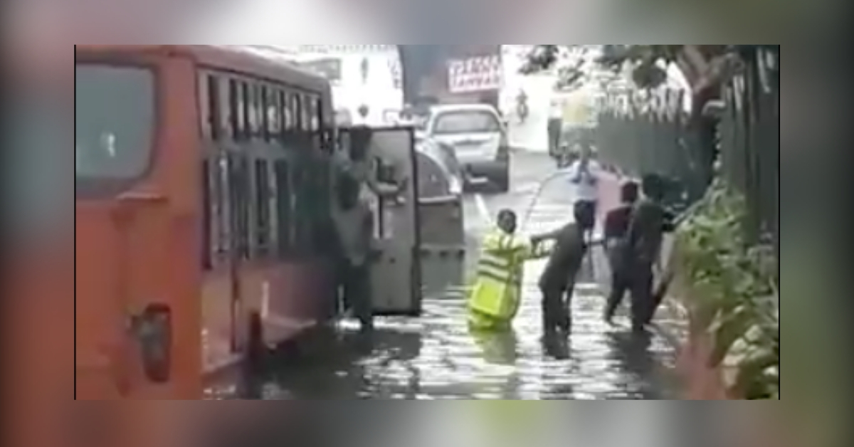 Duty Above All: Delhi Cop Wades Into Flooded Road, Rescues Stranded Bus Passengers!