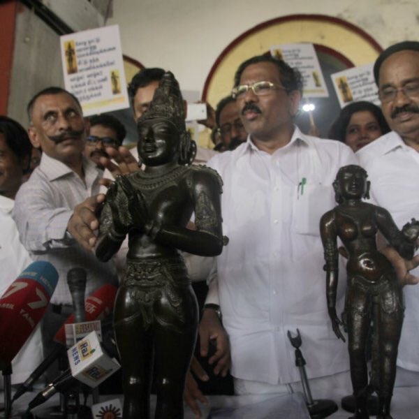 IG Pon Manickavel (with his hand on the arm of the statue) and Tamil nadu minister K Pandiarajan presenting a retrieved a Raja Raja Cholan statue back to Chennai after 50+ years. (Source: Twitter/Hari Prabhakharan) 