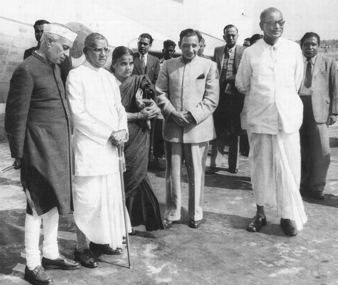 (From left) Prime Minister Jawaharlal Nehru, Dr. A.C.Mukherjee Governor of West Bengal, Mrs. Durgabai Deshmukh, Finance Minister (and husband) C.D. Deshmukh and B.C. Ray, Chief Minister of West Bengal. (Source: Facebook/Vasanth Pai)