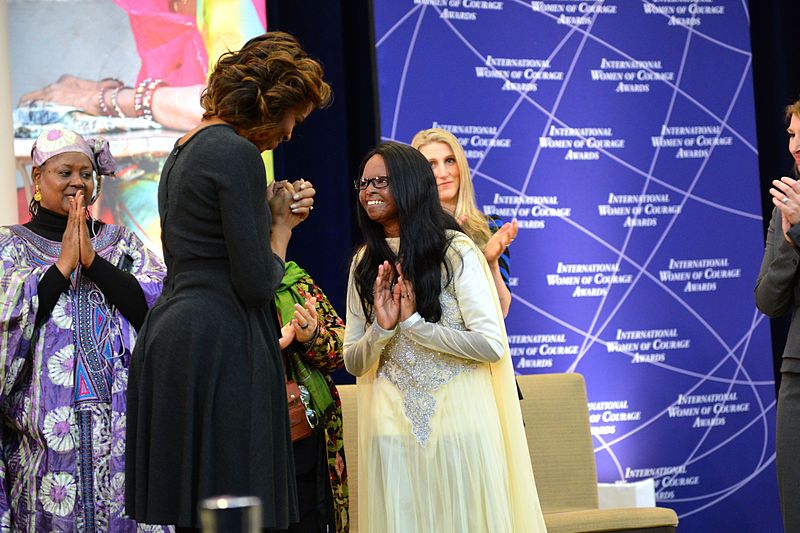 Former US First Lady Michelle Obama presenting the award to Laxmi Agarwal. (Source: Wikimedia Commons)