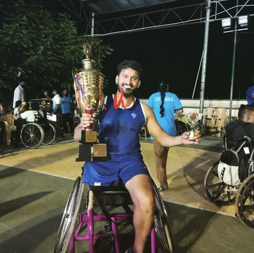Winning the man of the tournament award at a recent inter-state wheelchair basketball tournament. (Source: Facebook/Javed Choudhari)