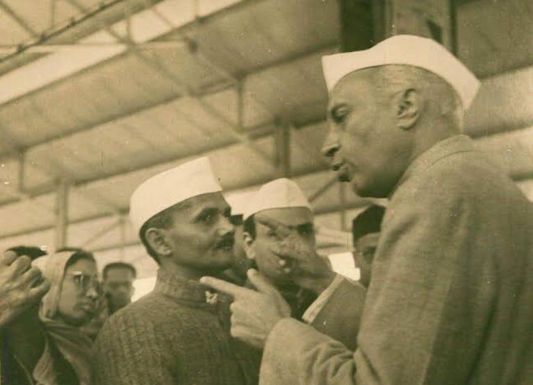 Lal Bahadur Shastri with India's first PM Jawaharlal Nehru. (Source: Twitter/Lal Bahadur Shastri Memorial Foundation)