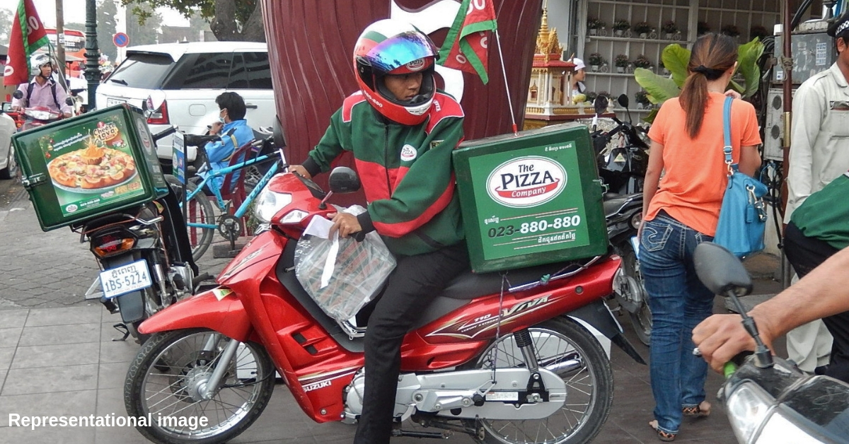 Pizza in 30 Mins? Man’s Viral Post Will Make You Rethink Free Home Delivery of Food!