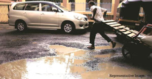 Kerala 12-Hour Shutdown: Auto & Taxi Drivers Set Example, Fill Potholes on Hartal Day!