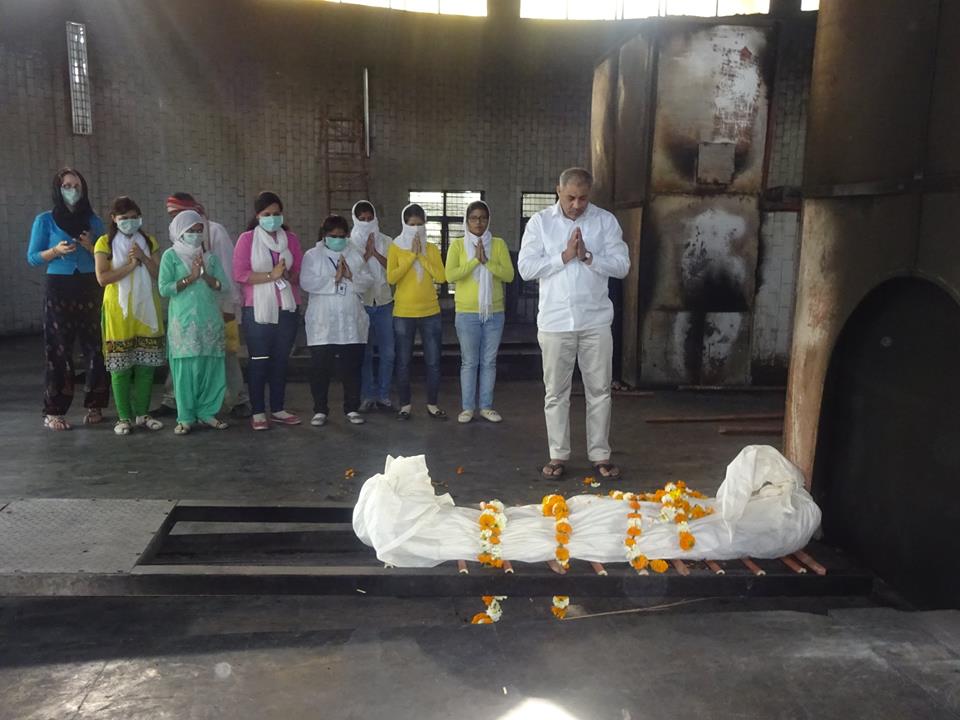 Ravi Kalra leading the cremation process for the unclaimed and unidentified. (Source: Facebook/Ravi Kalra)