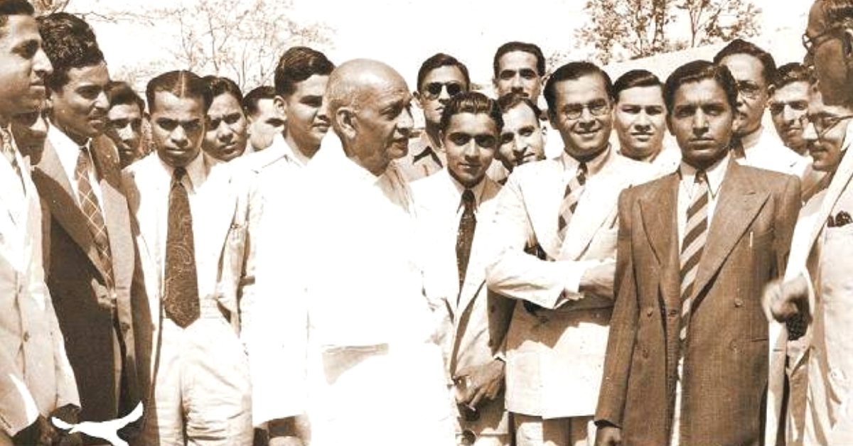 Sardar Patel with the first batch of IAS officers Post- Independence. (Source: Twitter)