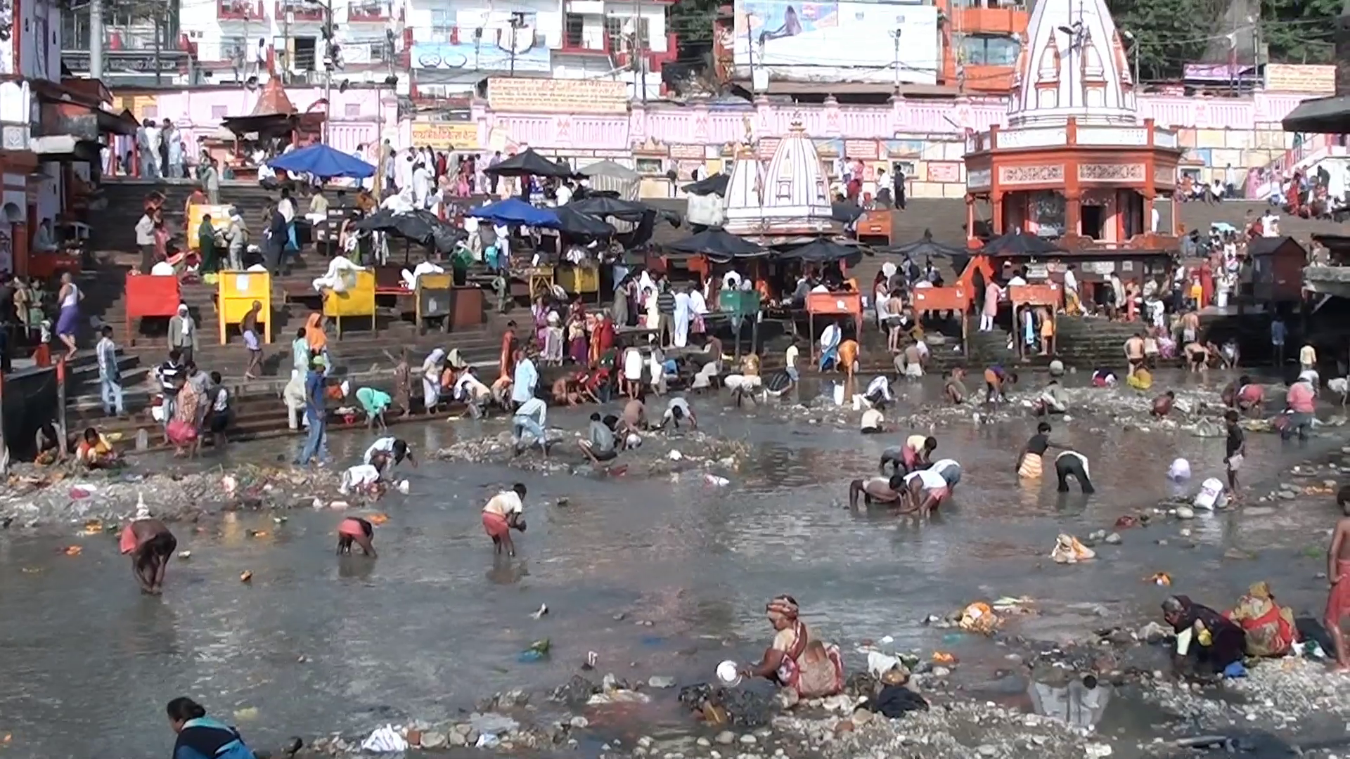 Polluted Ganga river. (Source: Wikimedia Commons)