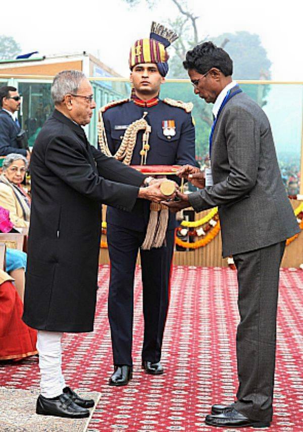 K Prasad Babu's father collecting the Ashok Chakra on behalf of his martyred son from former President Pranab Mukherjee on Republic Day, 2014. (Source: Facebook) 