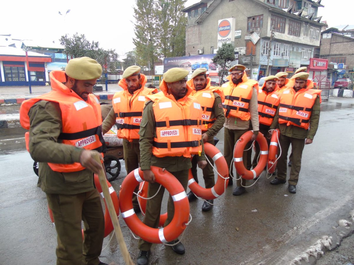 Over 700 evacuated from Jawhar Tunnel and Sonmarg. Over thousand civilians provided shelter food at Banihal (Source: Twitter) 