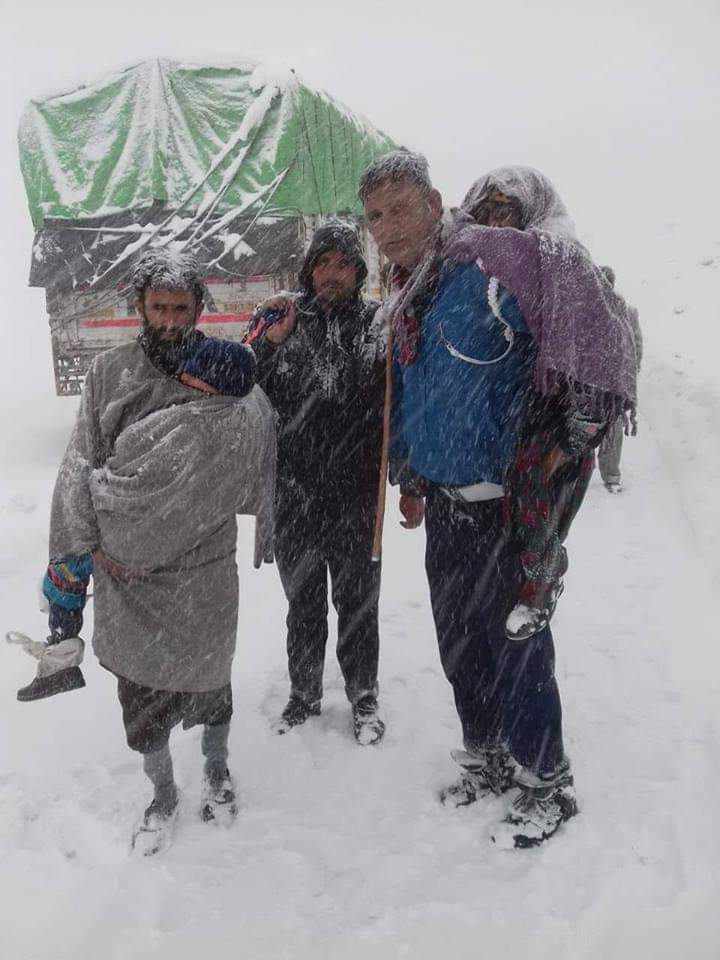 "We appreciate this Jammu & Kashmir Traffic Cop who risked his life to save stranded passengers on Historical Mughal Road Shopian at Pir ki Gali where five feet snow accumulated," said J&K Police. (Source: Twitter)