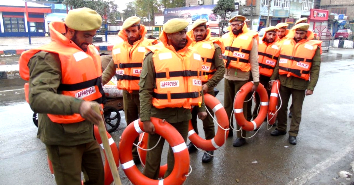 J&K Cops Work Tirelessly To Rescue 800+ Stranded Commuters in Sub-Zero Conditions!