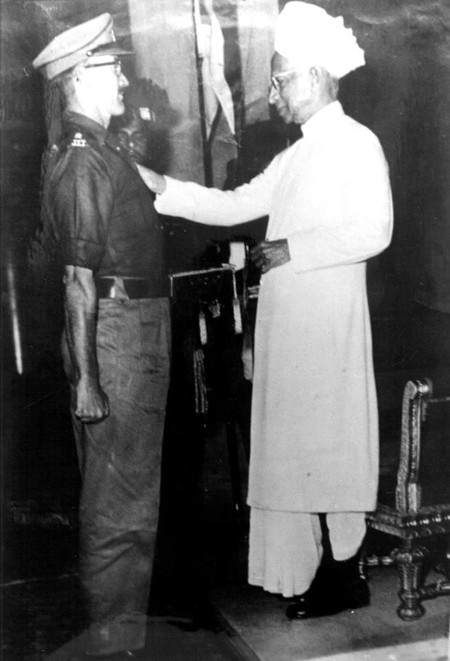 Lieutenant Colonel Hayde is awarded the Mahavir Chakra from President Dr S Radhakrishnan. (Source: Facebook/Indian Army)