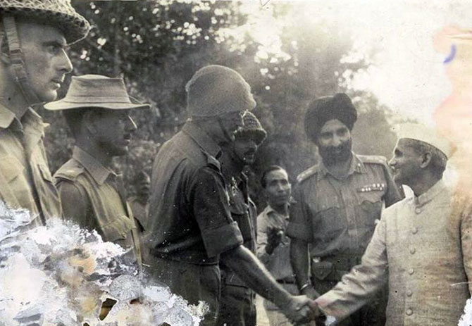 Former Prime Minister Lal Bahadur Shastri greets Lieutenant Colonel Desmond Hayde in Dograi. (Source: Facebook/Indian Army)