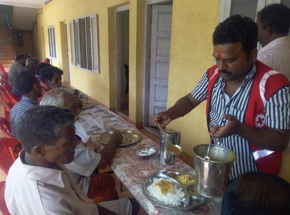 A Red Cross volunteer serving food to the needy. (Source: Facebook/Satish Singh Pingal)