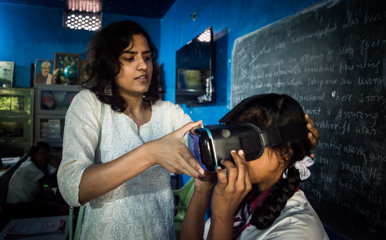 A student at a Kasturba Gandhi Awasiya Balika Vidyalaya trying on a VR set. (Source: Eckovation)