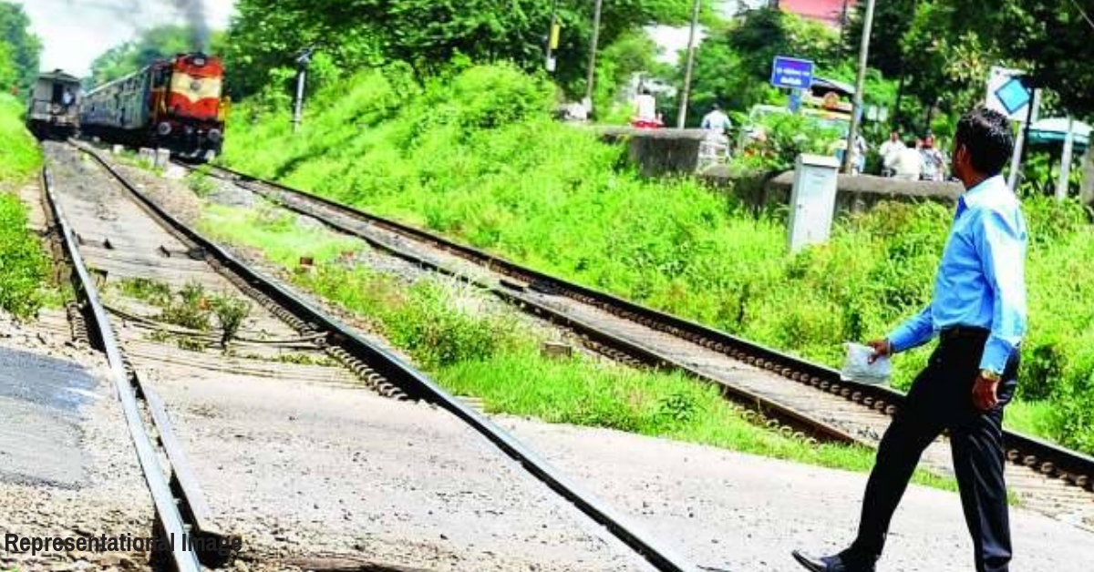Alert Motorman Acts Swiftly to Save 3 Students Who Had Slipped on Train Tracks!