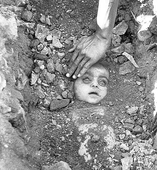 The iconic photo which captured the horrors of the Bhopal Gas Tragedy. 